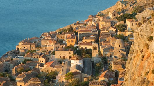 Απόδραση από την Αθήνα: 4 μαγικοί προορισμοί για χαλάρωση και ανανέωση