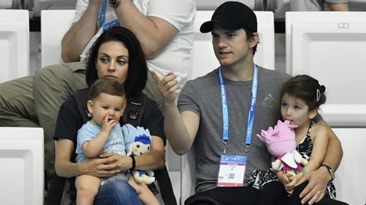 Δεν κάνουν χριστουγεννιάτικα δώρα στα παιδιά τους. Οι παράξενοι κανόνες της Κούνις και του Κούτσερ