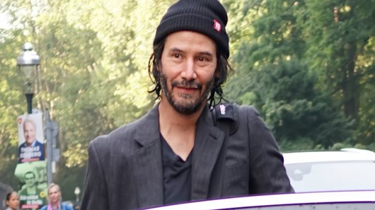 Ο Κιάνου Ριβς κουβαλάει μόνος του τον εξοπλισμό του συνεργείου στα γυρίσματα της νέας του ταινίας