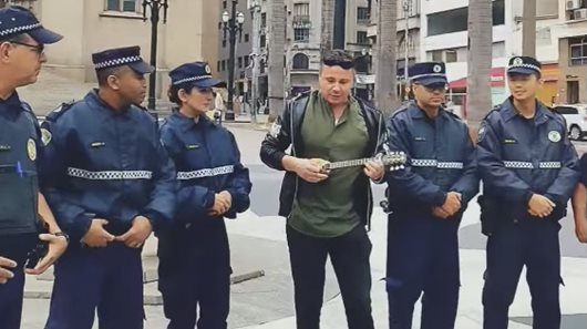 Έλληνας μουσικός κάνει αστυνομικό στο Σαο Πάολο της Βραζιλίας να παίξει.... μπαγλαμαδάκι