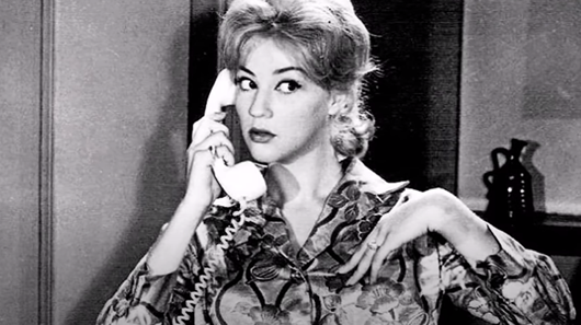 Ζωή Λάσκαρη: Με εντυπωσιακό λευκό πέπλο στα μαλλιά στον γάμο της με τον Πέτρο Κουτουμάνο