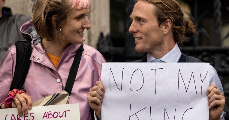 #notourking, κατά της μοναρχίας