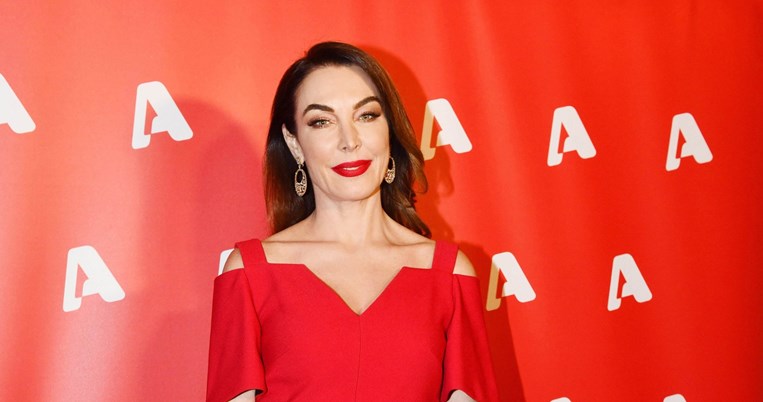 Η Τατιάνα Στεφανίδου φόρεσε μίντι φόρεμα στο χρώμα-τάση της άνοιξης