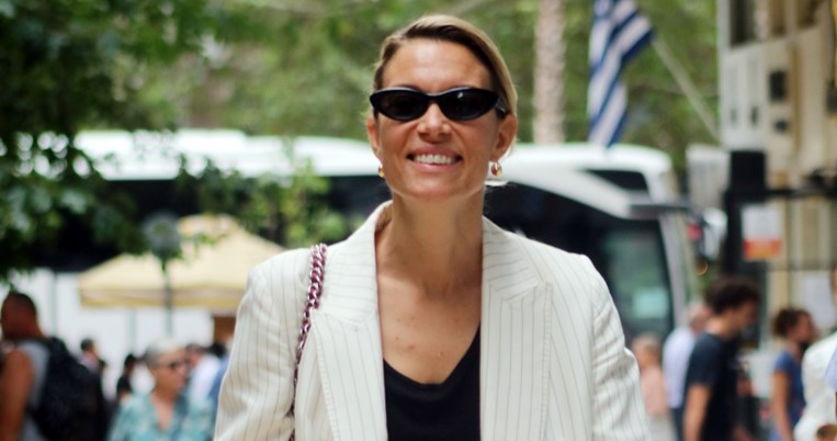 Η Βίκυ Καγιά φόρεσε τον πιο κομψό και διαχρονικό χρωματικό συνδυασμό