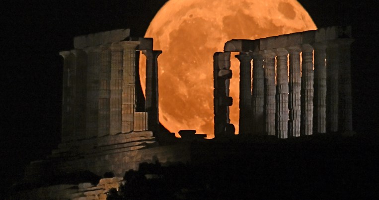 Πανσέληνος ακρόπολη