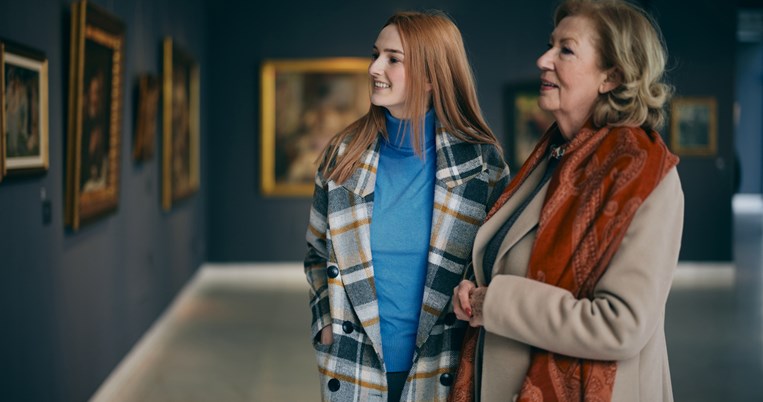 γυναίκες σε πινακοθήκη, πολιτισμός