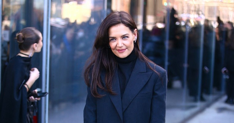 Κέιτι Χολμς: Φόρεσε με απαράμιλλο στιλ το πιο εκκεντρικό παντελόνι