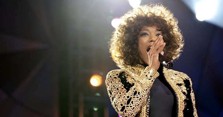 Γουίτνεϊ Χιούστον, Ναόμι Άκι