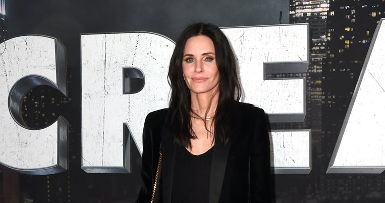 Κόρτνει Κοξ: Φόρεσε υποδειγματικά το little black dress της