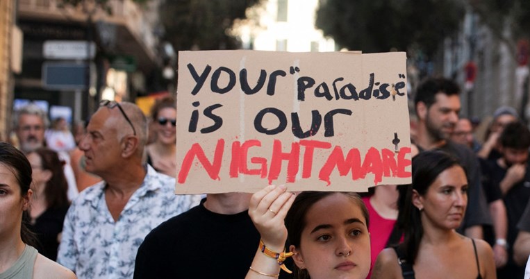 PAIN-TOURISM-PROTEST