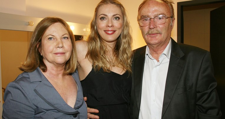 Σμαράγδα Καρύδη με τους γονείς της