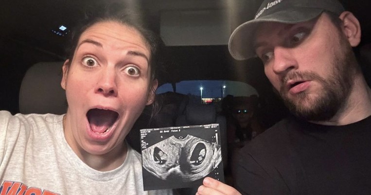 δίδυμα σε δύο μήτρες