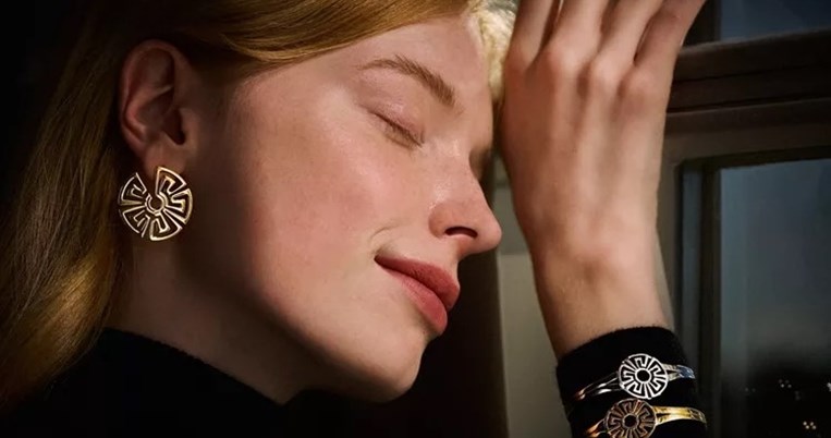 'AENAON' | Η αέναη λάμψη του oίκου ZOLOTAS αναδεικνύεται μέσα από ένα γούρι-ωδή στο μοτίβο του Μαίανδρου