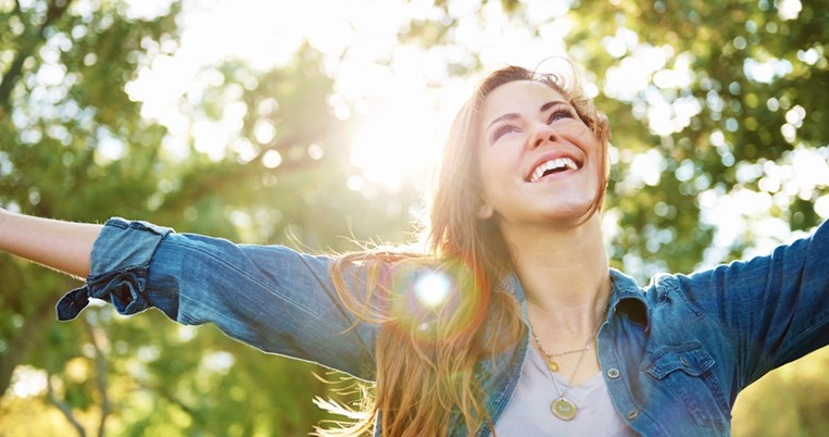 χαρουμενη γυναικα