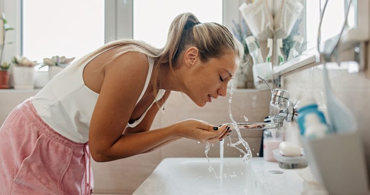 Το κρύο νερό είναι η νέα τάση στον καθαρισμό της επιδερμίδας.