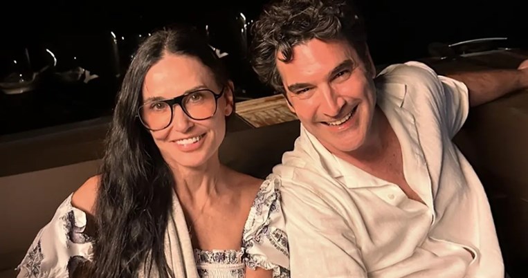 Παπακαλιάτης, Ντέμι Μουρ