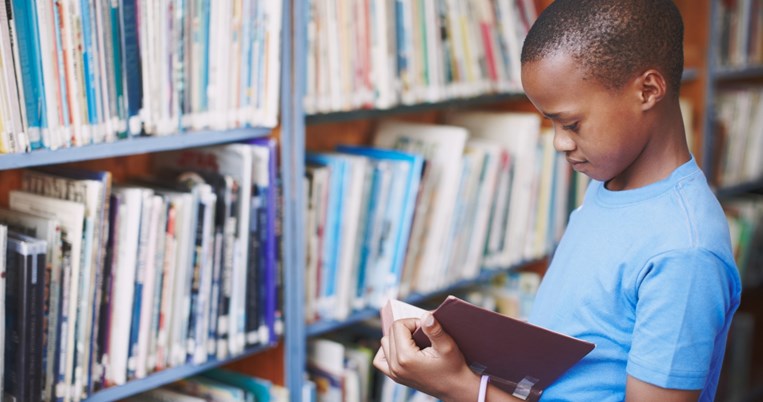 9χρονο παιδακι αποφοιτει απο το λυκειο