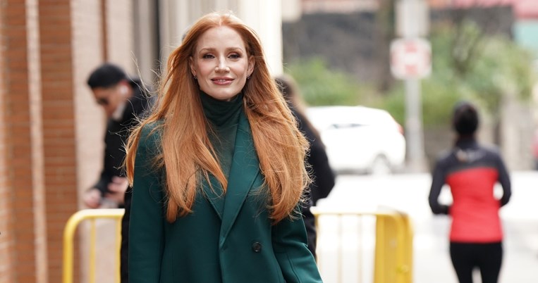 Jessica Chastain: Φόρεσε το κουστούμι στην πιο τολμηρή του απόχρωση