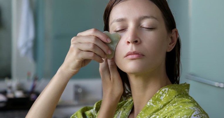 Το μυστικό για πιο σφριγηλή επιδερμίδα ονομάζεται Gua Sha.