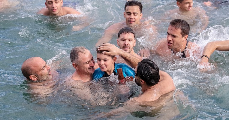 ηράκλειο: Οκτάχρονος ο βουτηχτής που έπιασε τον σταυρό