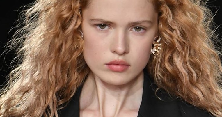 Ανανέωσε τα σγουρά μαλλιά σου.