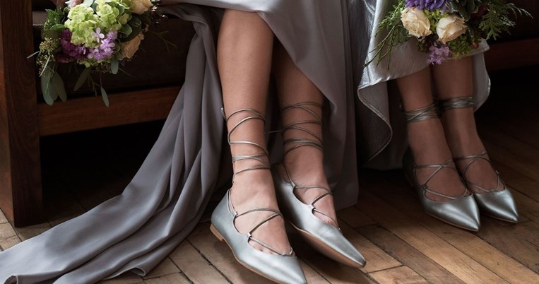 «Τι παπούτσια να φορέσω σε έναν καλοκαιρινό γάμο σε κτήμα;». Ο Στάθης Σαμαντάς απαντάει