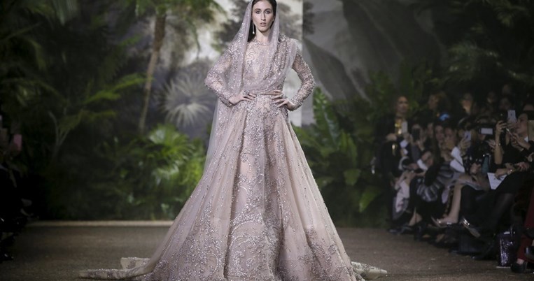 Οι δημιουργίες υψηλής ραπτικής του Elie Saab συνδυάζονται με στρατιωτικές μεταλιζέ μπότες 