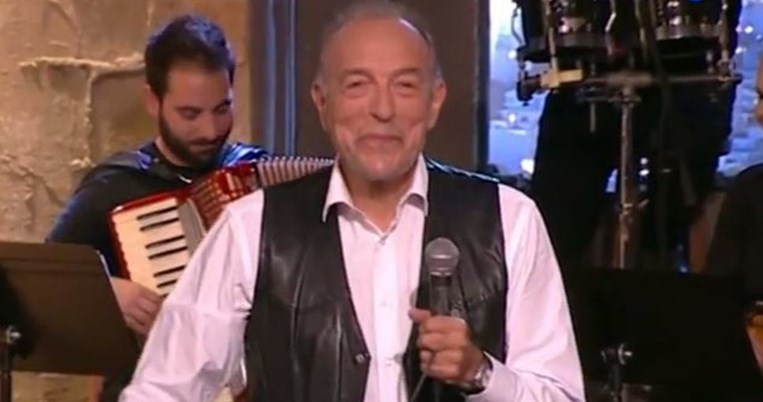 Από μετεωρολόγος τραγουδιστής. Μόλις ανακαλύφθηκε το κρυφό ταλέντο του Τάσου Αρνιακού