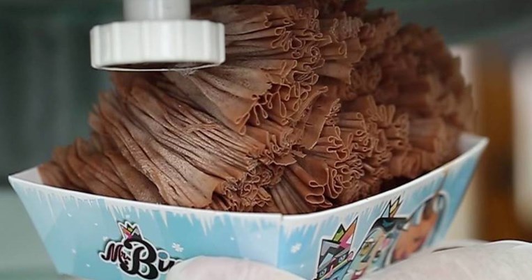 To «χάρτινο» παγωτό είναι τόσο νόστιμο όσο φαίνεται. Επίσης, το βίντεο είναι απόλυτα εθιστικό 