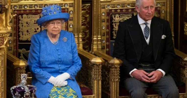 Χαμός με το μπλε καπέλο της βασίλισσας Ελισάβετ. Γιατί το σχολιάζουν όλοι;