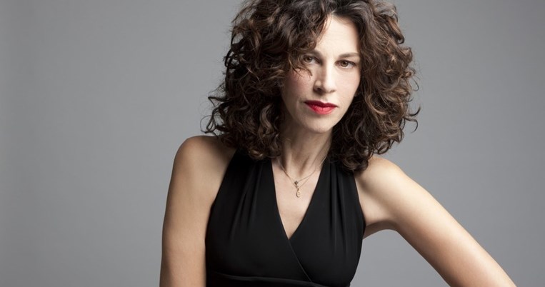 Κάτι έχει αλλάξει στο χαρακτηριστικό πρόσωπο της Ελευθερίας Αρβανιτάκη