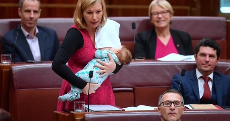 Βουλευτής στην Αυστραλία θηλάζει την κόρη της κατά την διάρκεια της ομιλίας της