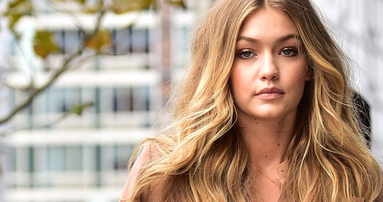 Πώς να φτιάξεις τις τέλειες καλοκαιρινές μπούκλες χρησιμοποιώντας μόνο το ισιωτικό των μαλλιών