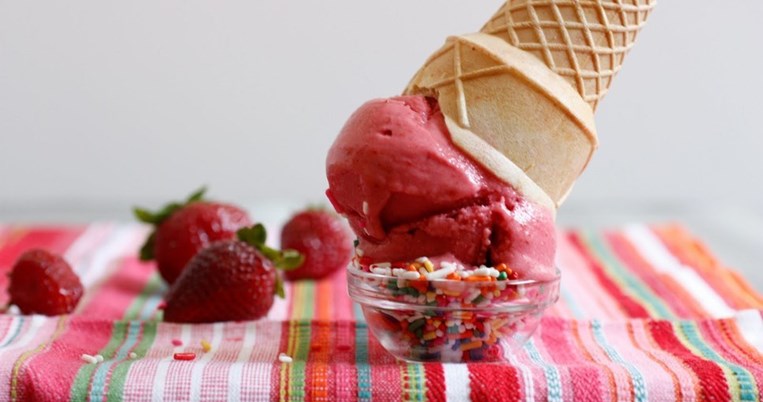 Το δροσιστικό και ελαφρύ παγωτό γιαούρτι με σάλτσα φράουλας του Ηλία Μαμαλάκη