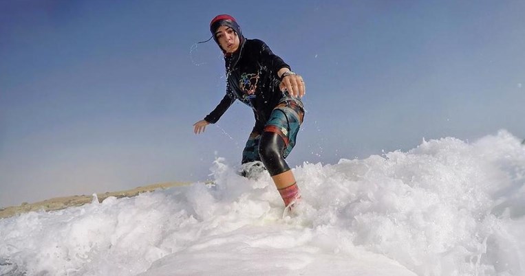 O πλανήτης ανακάλυψε την πρώτη γυναίκα που έκανε surf στο Ιράν