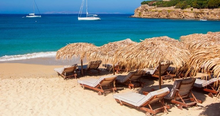 Η έξυπνη εφαρμογή που σου βρίσκει ξαπλώστρα στις παραλίες της Ελλάδας