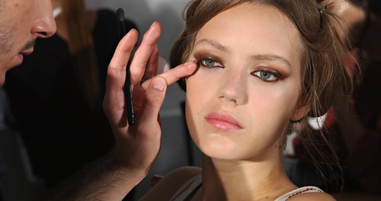 Αυτό είναι τo απόλυτο κόλπο που εξαφανίζει τους μαύρους κύκλους κάτω από τα μάτια