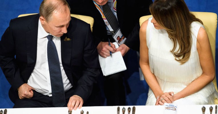 Η Μελάνια Τραμπ και το λευκό φόρεμα με τα κρόσσια στο επίσημο γεύμα δίπλα στον Πούτιν 