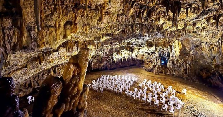 Tο πιο μυστηριώδες σπήλαιο όπου γίνονται συναυλίες 60 μέτρα κάτω από τη γη  βρίσκεται στην Ελλάδα