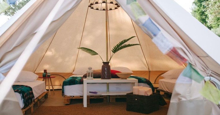 Μετά το camping έρχεται το glamping. Ο πιο πολυτελής τρόπος κατασκήνωσης βρίσκεται στην Ελλάδα