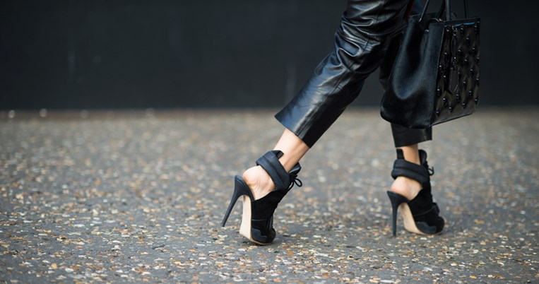 Πώς μπορούμε να περπατάμε σωστά πάνω στα αγαπημένα μας ψηλοτάκουνα;