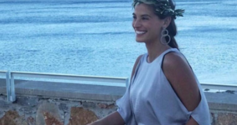 Μάθαμε τη σχεδιάστρια πίσω από το φόρεμα της Χριστίνας Μπόμπα στον αραβικό γάμο στην Κρήτη 