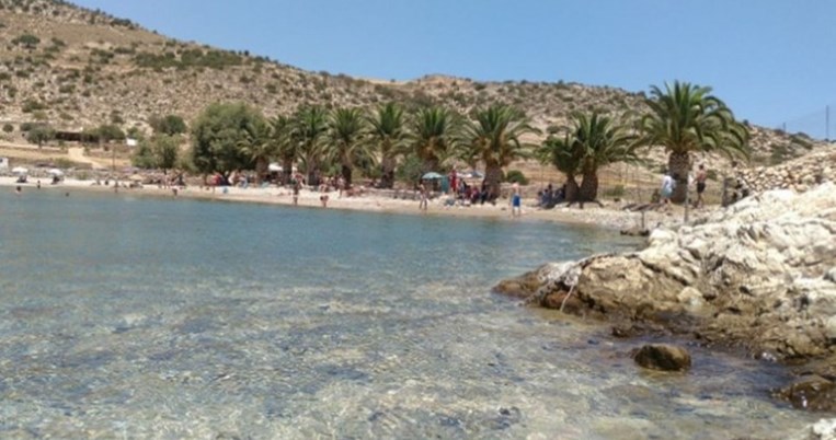 Μία παραλία γεμάτη φοίνικες που θυμίζει Καραϊβική βρίσκεται στην Ελλάδα