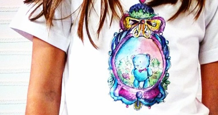 Η Άλεξ Μπλινγκ φτιάχνει ρούχα για ψαγμένα παιδιά (και γονείς) με σήμα το άσπρο κουνέλι