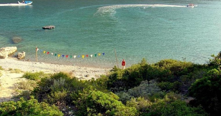 Εγγλεζονήσι: Οι μαγευτικές παραλίες και η σκοτεινή ιστορία ενός νησιού 1 ώρα από την Αθήνα