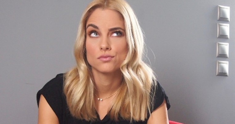 Μας κάνει πλάκα. Η Δούκισσα Νομικού αποκαλύπτει τι έχασε από τον γάμο της