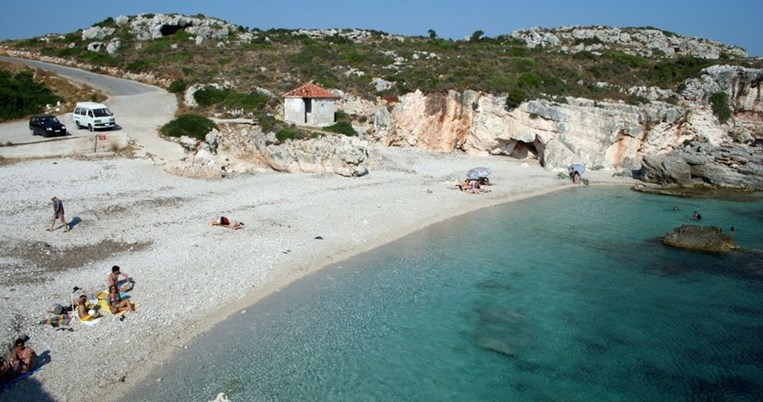 Η παραλία της Ελλάδας με τα κρυστάλλινα νερά έχει μια ιδιαιτερότητα που την έχει κάνει διάσημη