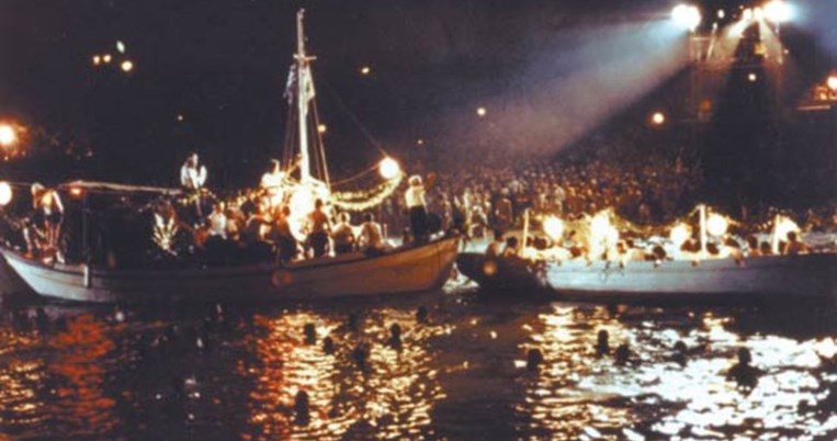 25 Ιουλίου 1983: Όταν το περίφημο πάρτι της Βουλιαγμένης του Λουκιανού Κηλαηδόνη έγραψε ιστορία