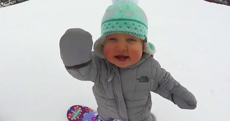 14 μηνών μωράκι κάνει snowboard και μας τρελαίνει