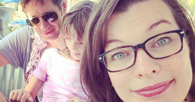 Η Μίλα Γιόβοβιτς χαρούμενη με τις δύο κόρες της και το νέο της κούρεμα στο Παρίσι 